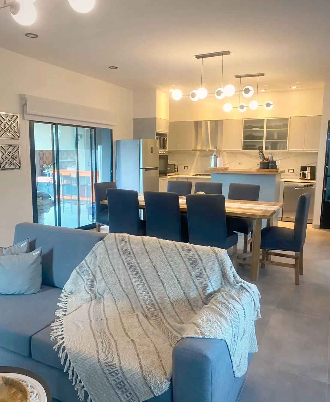 Estar y cocina integrados con luz natural en una casa terminada