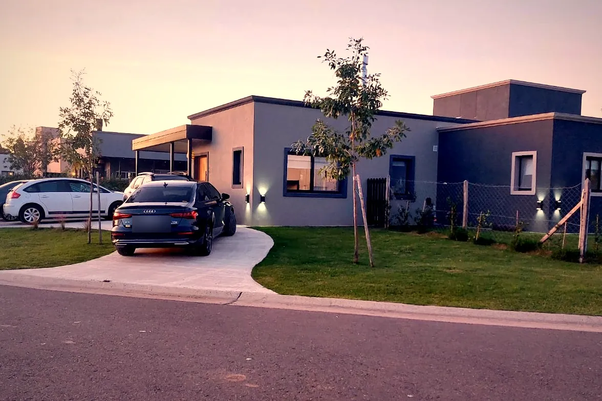 Casa en country de una planta con parque y acceso vehicular, obra nueva de 210 m²